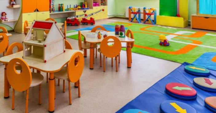 Tout-petits jouant dans la salle de garderie